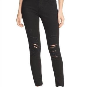 721 High Rise Skinny Black Distressed Levi’s